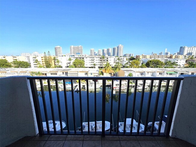 Foto del edificio - 3703 NE 166th St