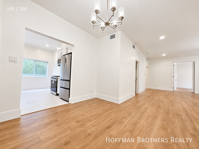 Building Photo - 329 S Doheny Dr