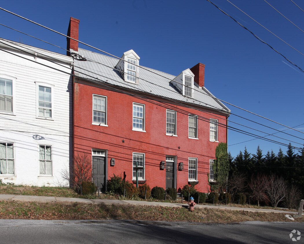 Primary Photo - 1050 Washington St