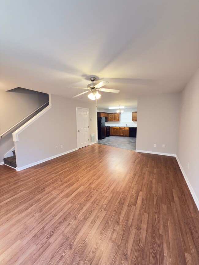 Building Photo - Fantastic 2 bedroom 2.5 bath townhome in a...