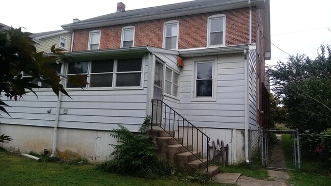 Building Photo - $1,260 - 3 Bed, 1.5 Bath Duplex - Christiana