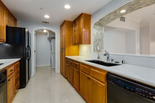 Foto del edificio - Expansive Marina District 2 Bedroom at Cit...
