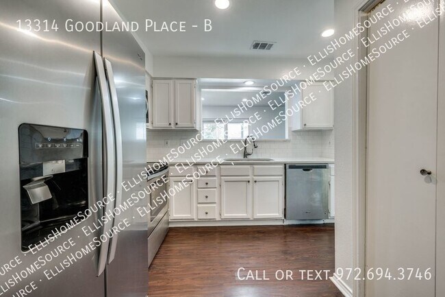 Building Photo - WANTED: 2bed/2.5bath Townhome with Private...
