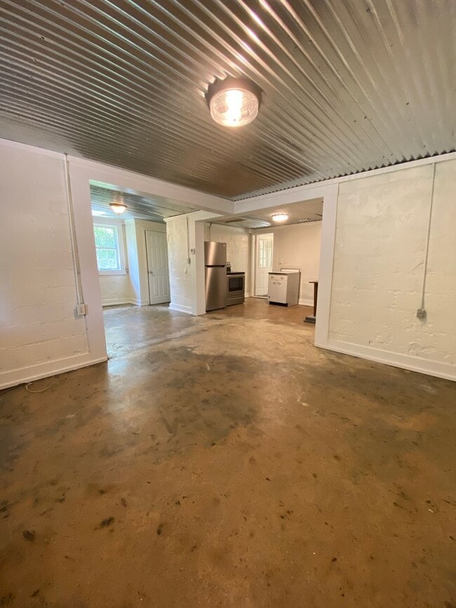 Building Photo - Pre-Lease for July 15, 2026 - Charming 1 bed 1 bath house near downtown Athens, Ga