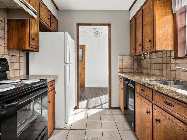 Building Photo - Updated Cozy Home
