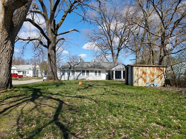Building Photo - FOR RENT- beautifully renovated 2 bed sing...