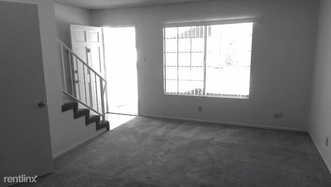 Building Photo - 2 br, 1.5 bath Townhome - 9308 Ramona St.