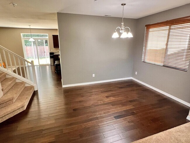 Foto del edificio - Beautiful Spacious 4bd 2bath Available Oct...