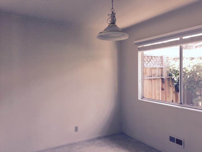 Foto del edificio - Bright and spacious 3BR/2BA Duplex
