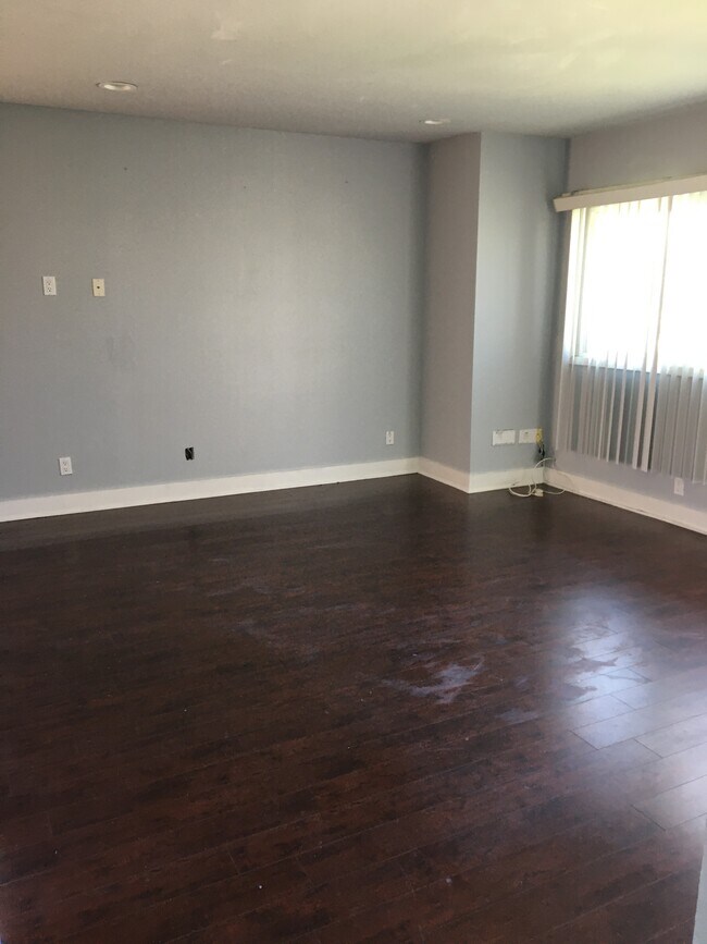 Living room - 10836 Mansel Ave