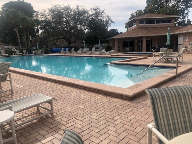 Foto del edificio - 4920 Myrtle Oak Dr