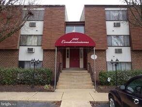 Building Photo - 610 W 11th St