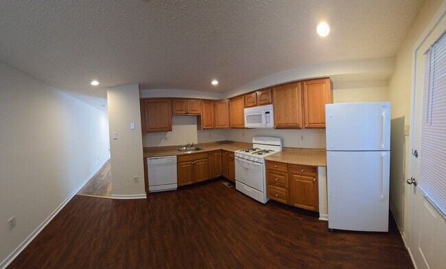 Foto del edificio - Spacious 2-Bedroom Townhome – Newly Renova...