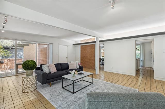Foto del edificio - 10714 Royal Springs Dr