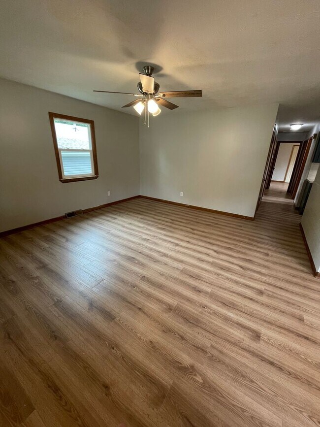 Foto del edificio - Updated 3 bed/1 bath home! With a 1 car ga...