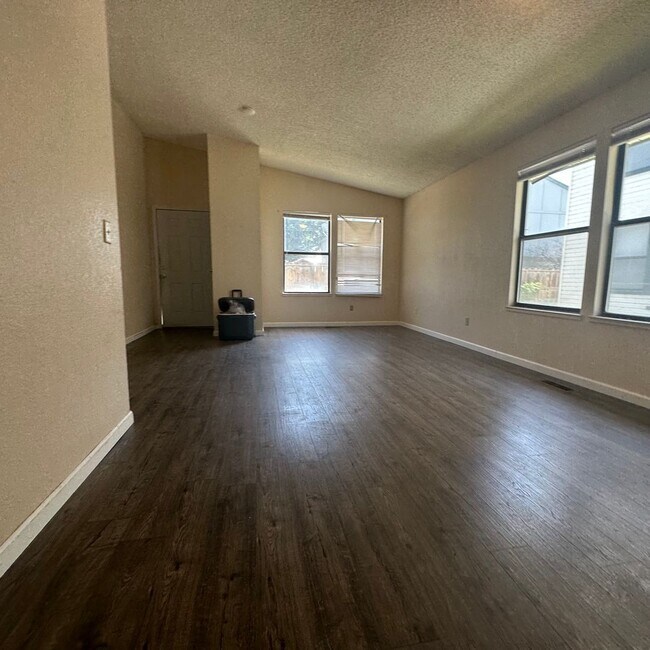 Foto del edificio - 281-283-291-293 Quail Way