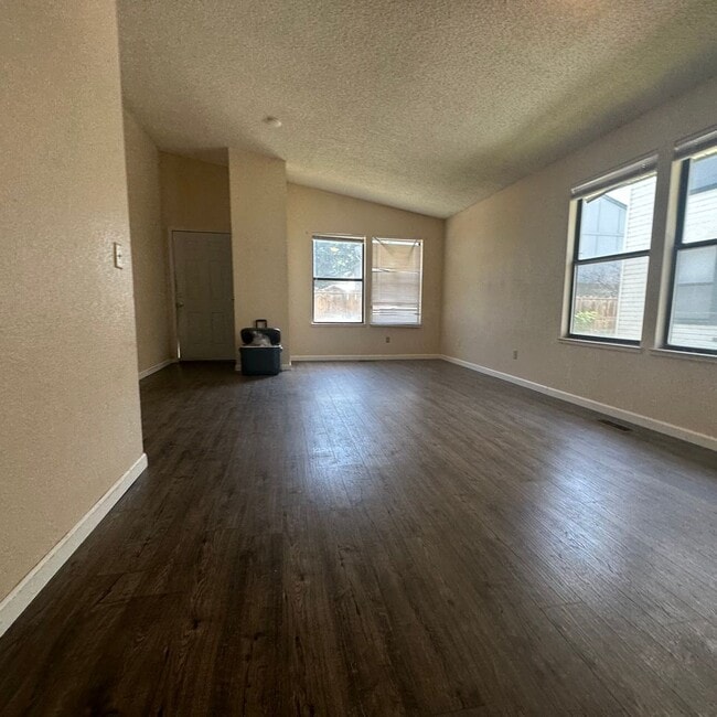 Building Photo - 281-283-291-293 Quail Way