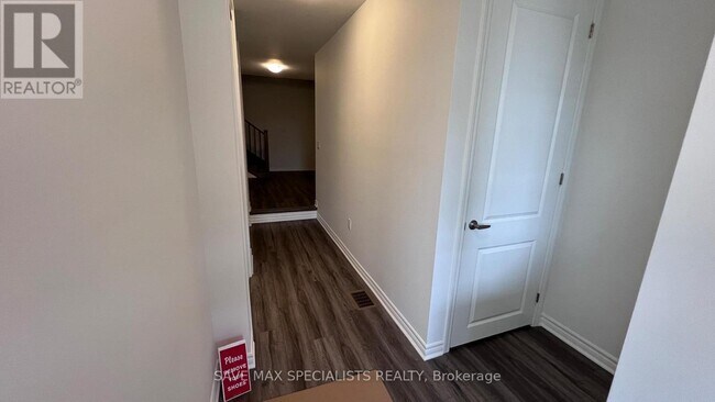 Building Photo - 5 Vimy Rdg Rd