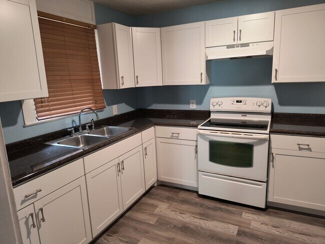 Building Photo - Beautifully Remodeled 3 Bedroom 2 Bath Hom...