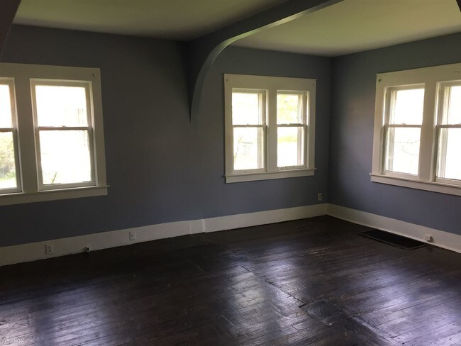 Building Photo - 1824 Davis Ave