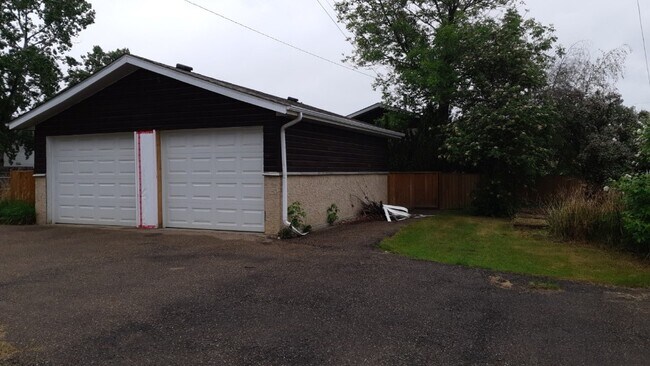 Building Photo - 3 Bed 1.5 Bath Unit in Blackfalds, AB