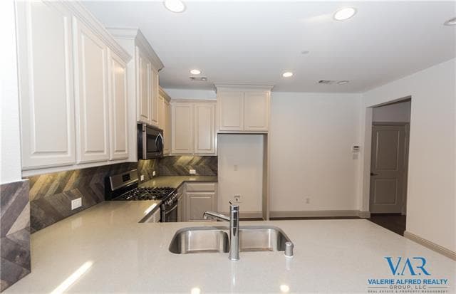Foto del edificio - 2221 Jameson Ln