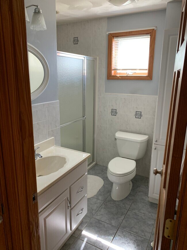 Main floor full bath - 12 Bailey St