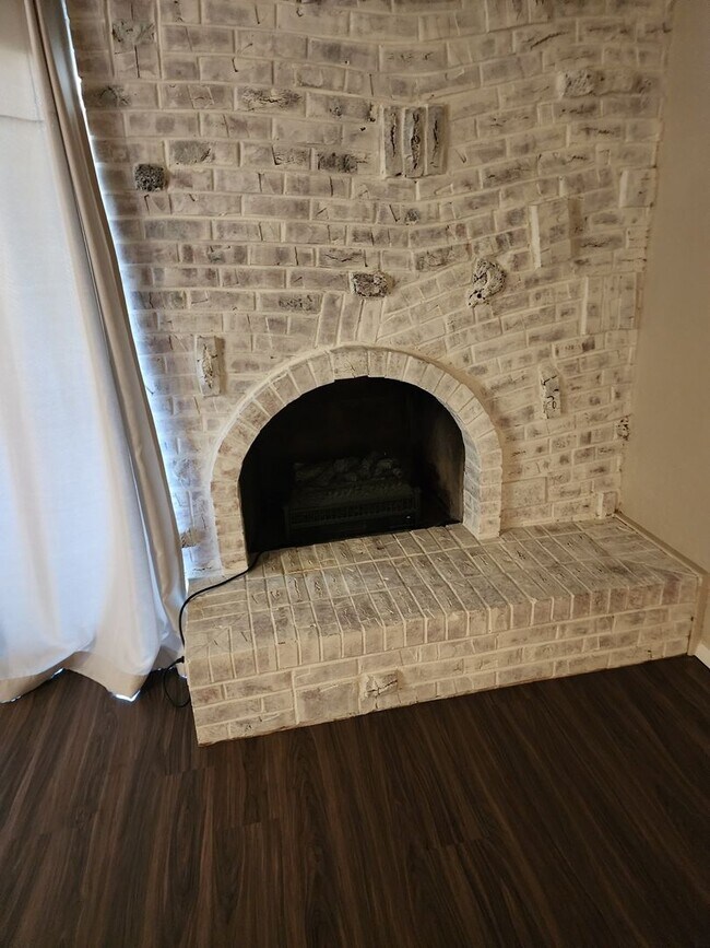 Building Photo - Ready, Renovated, Furnished and waiting fo...