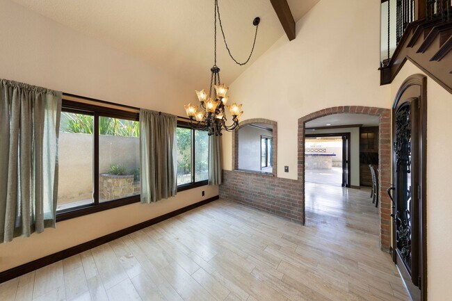 Foto del edificio - Beautifully maintained Tuscan-style custom home