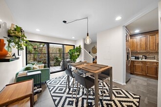 Building Photo - 3018 Baldwin St