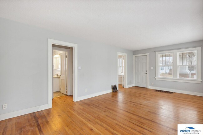 Building Photo - 3 bedroom 1.5 bath home