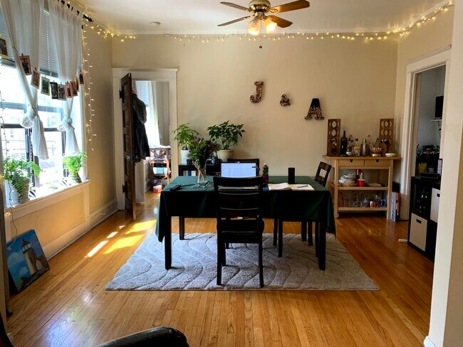 Building Photo - 2208 W Berteau Ave