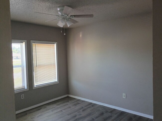 Foto del edificio - 901-903 Meadowlark Circle