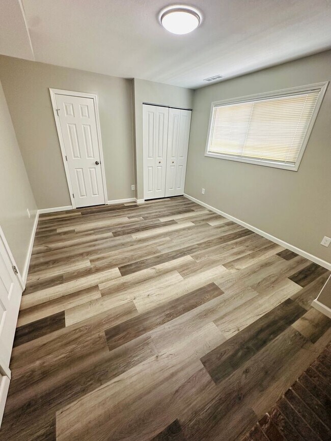 Building Photo - Cozy & Comfortable Condo!