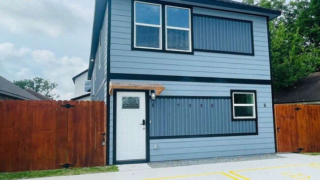 Foto del edificio - Charming 3 Bed, 2.5 Bath Duplex – Your Ide...