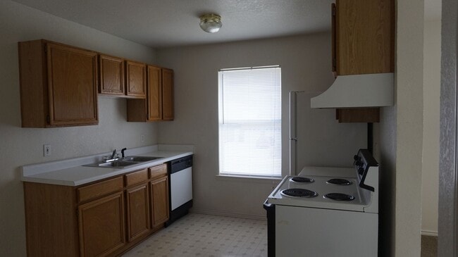 Building Photo - 1801 Cedarhill Dr