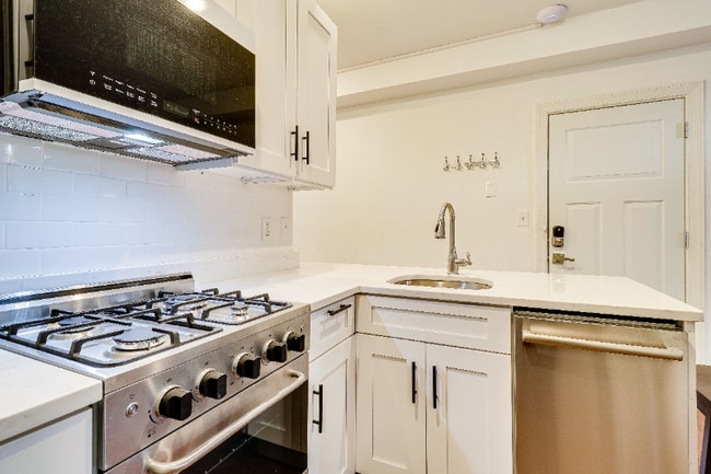 Foto del edificio - 409 Constitution Ave NE