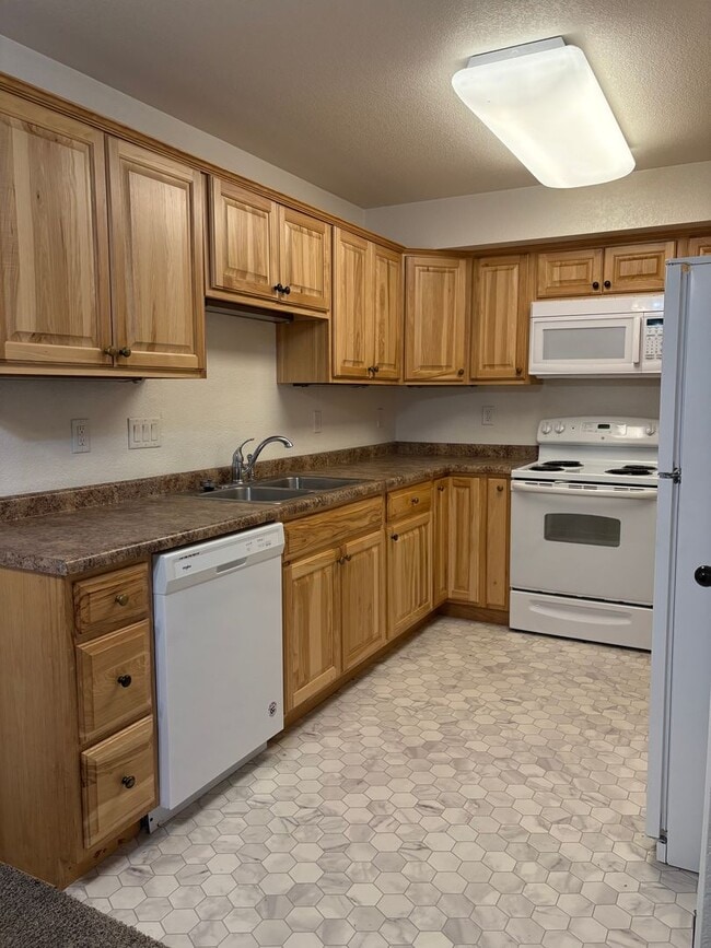 Building Photo - 2 Bedroom 1 Bath Lower Level Unit in Villa...
