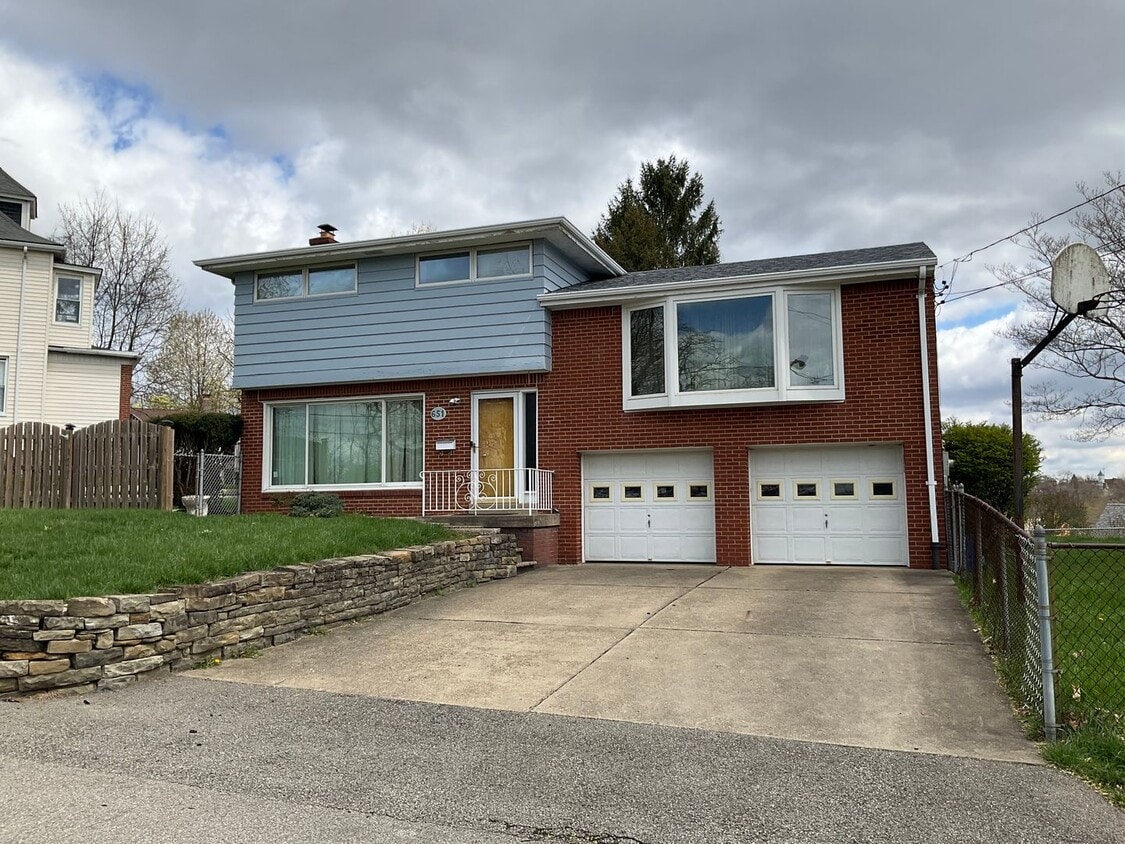 Primary Photo - Private Split-Level 3bed 1.5 bath Retreat ...