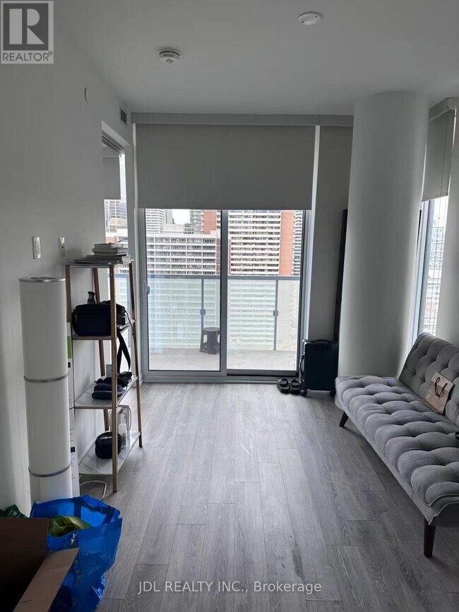 Photo du bâtiment - 28 Wellesley St E