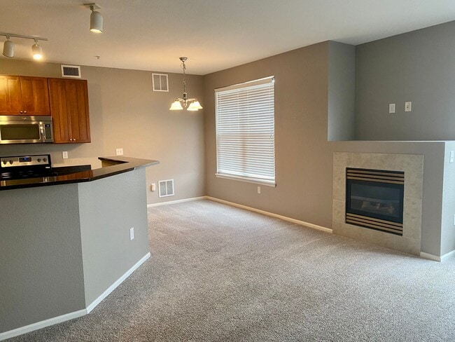 Building Photo - Evolve Real Estate: 2 Bedroom Condo in Pra...