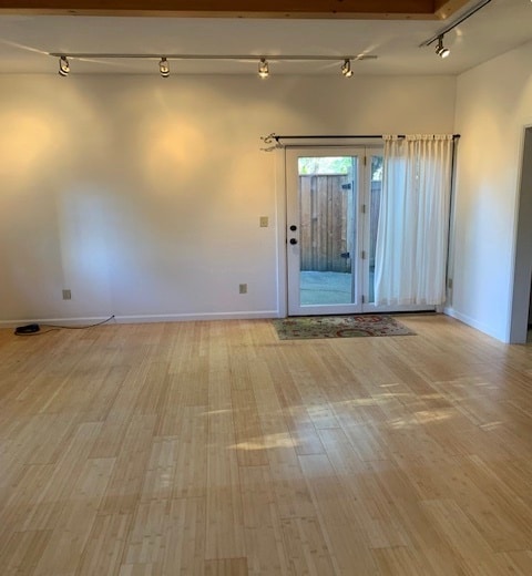 Espacio habitable, pisos de bambú, puertas francesas que conducen a un patio privado. - 836 Ferguson Rd