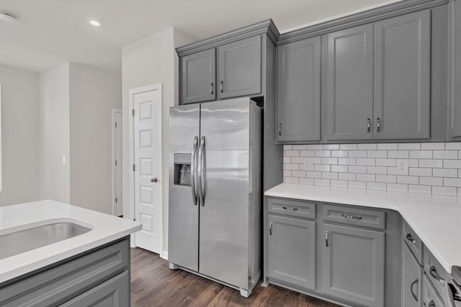 Building Photo - 3 bed/2.5 bath townhome in Tulip Hills wit...