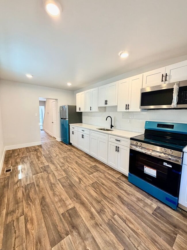Building Photo - 2073 Pickwick St