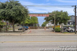 Building Photo - 831 S Flores St