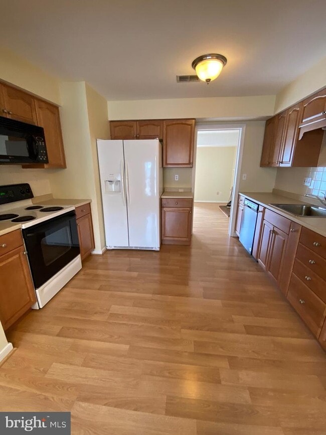 Building Photo - 160C Leeds Ct W