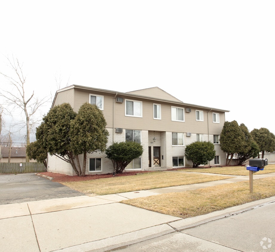 Rubin Arms Apartments in Clinton Township, MI