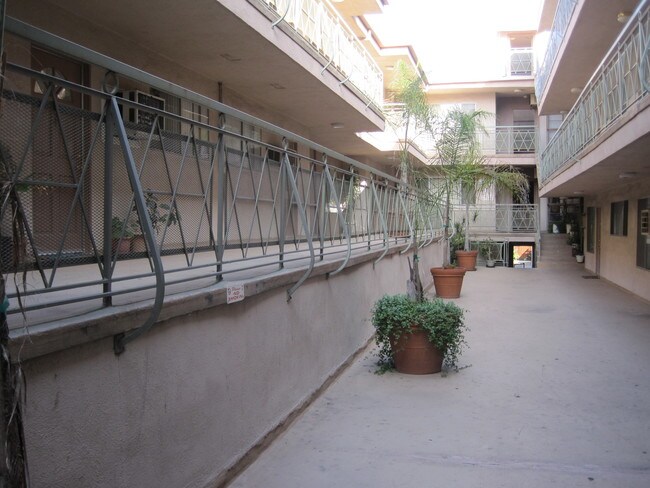 Foto del edificio - 14919 Sherman Way