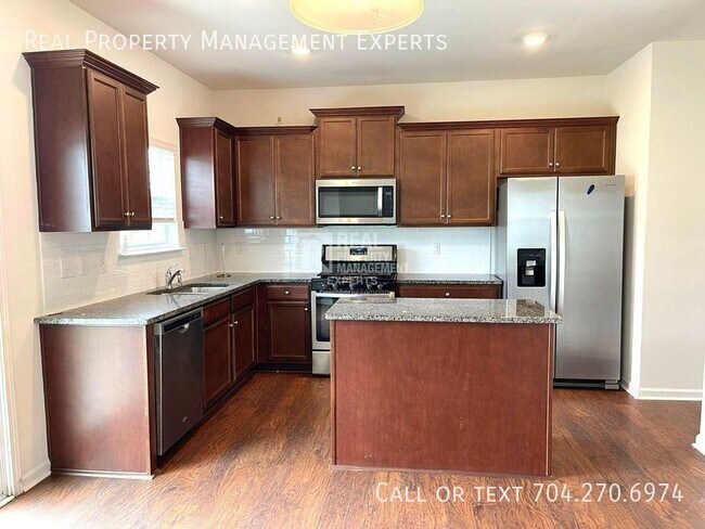 Building Photo - Gorgeous 3 BR/2.5 BA Home in Charlotte!