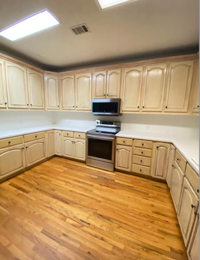 Building Photo - Charming Home Available Now!